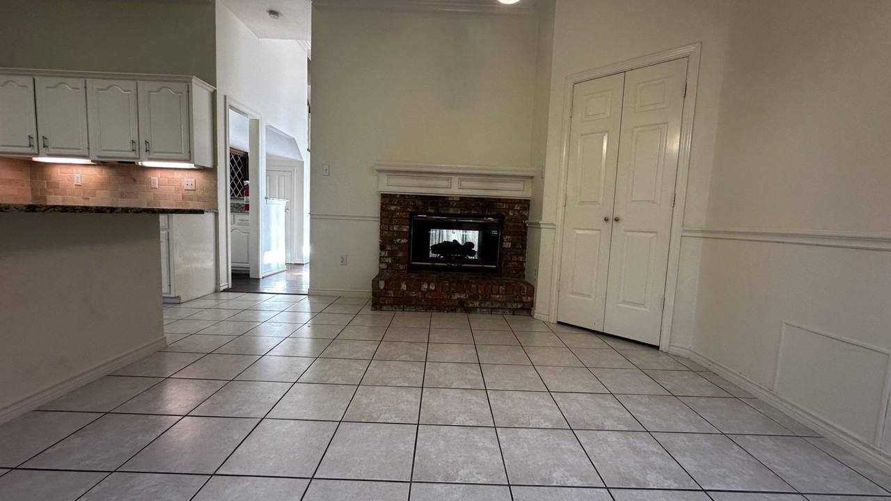 18532 Bay Pines Ln - Photo 7 of 29
