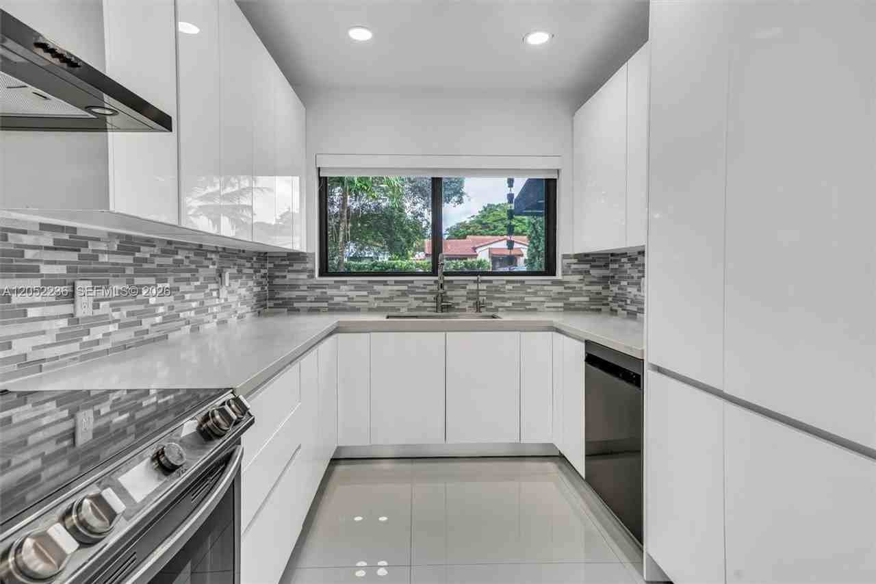 2484 Sw 25th St - Photo 2 of 19