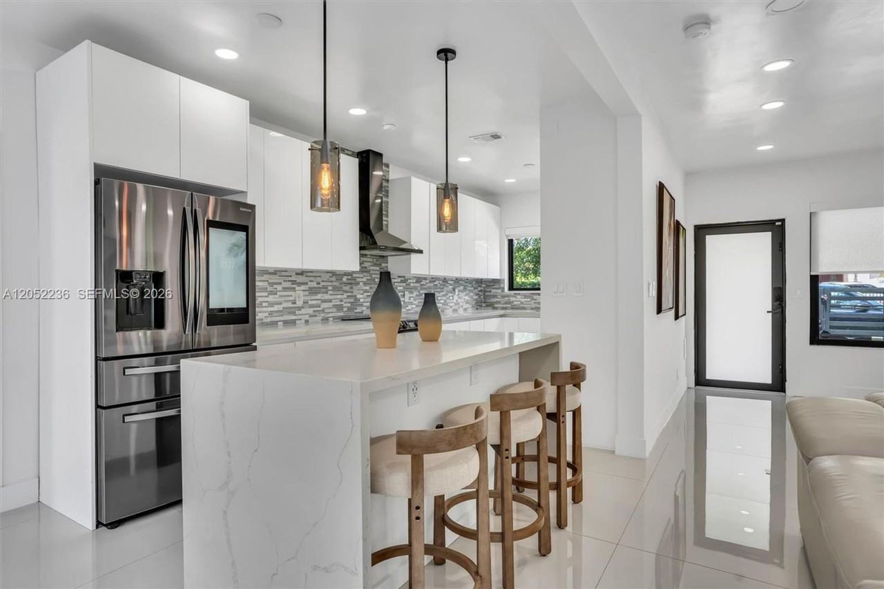 2484 Sw 25th St - Photo 3 of 19
