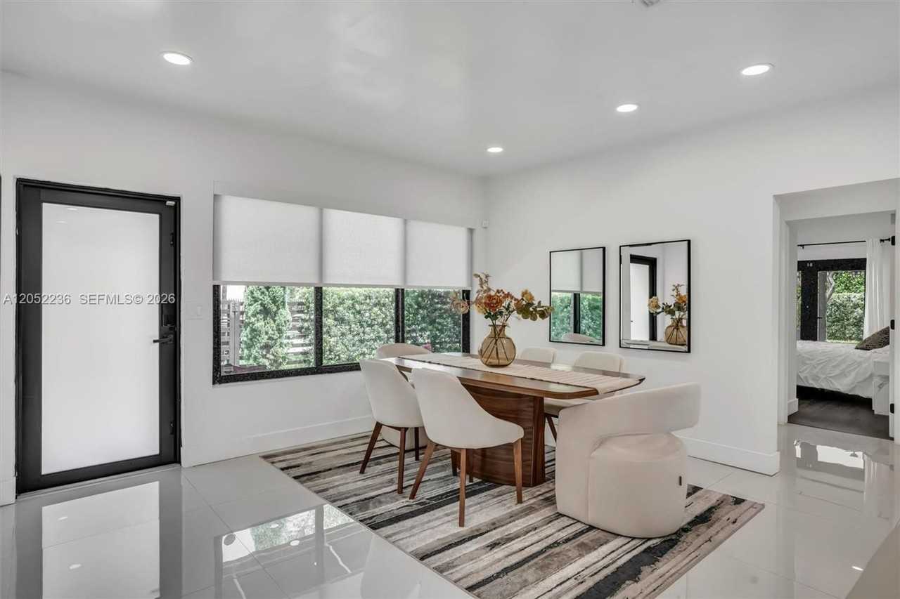 2484 Sw 25th St - Photo 4 of 19