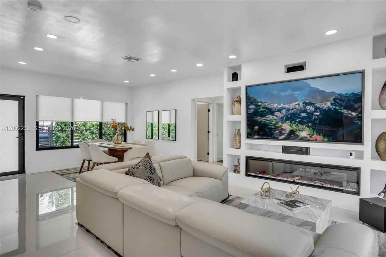 2484 Sw 25th St - Photo 6 of 19