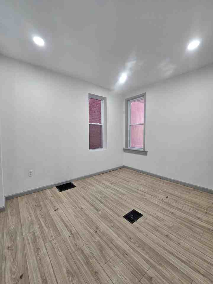 434 W. PRINCESS STREET - Photo 2 of 7