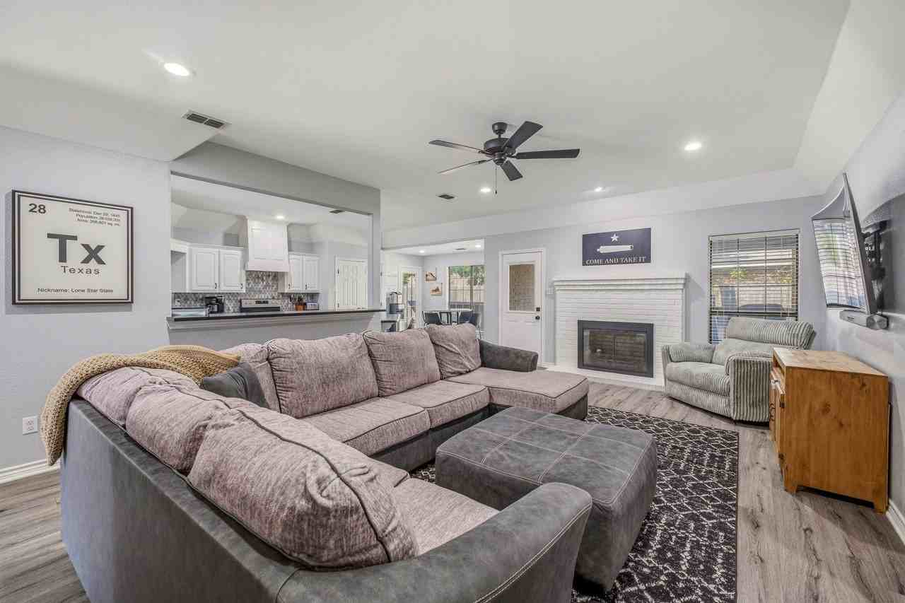 1703 Sully Ct - Photo 4 of 19