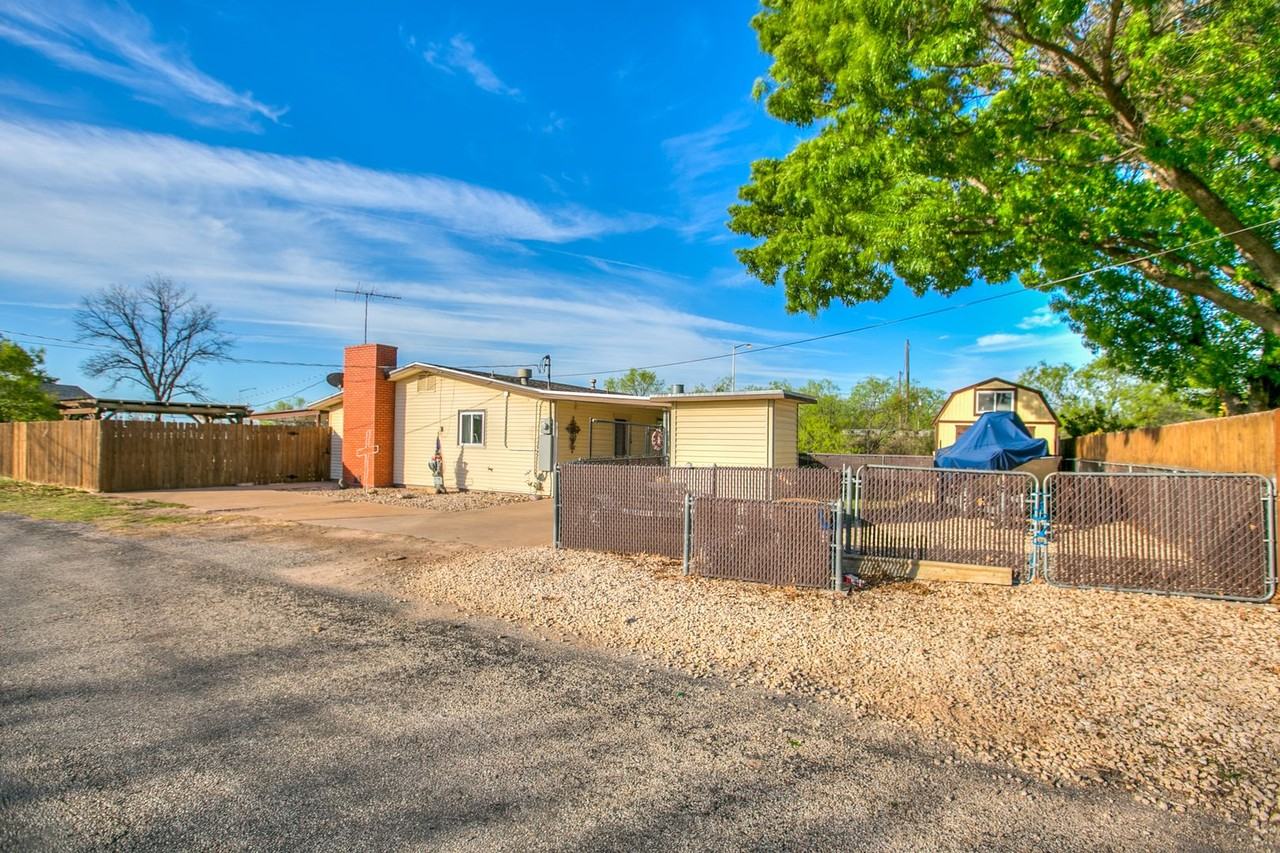 1510 Loop Dr - Photo 2 of 35