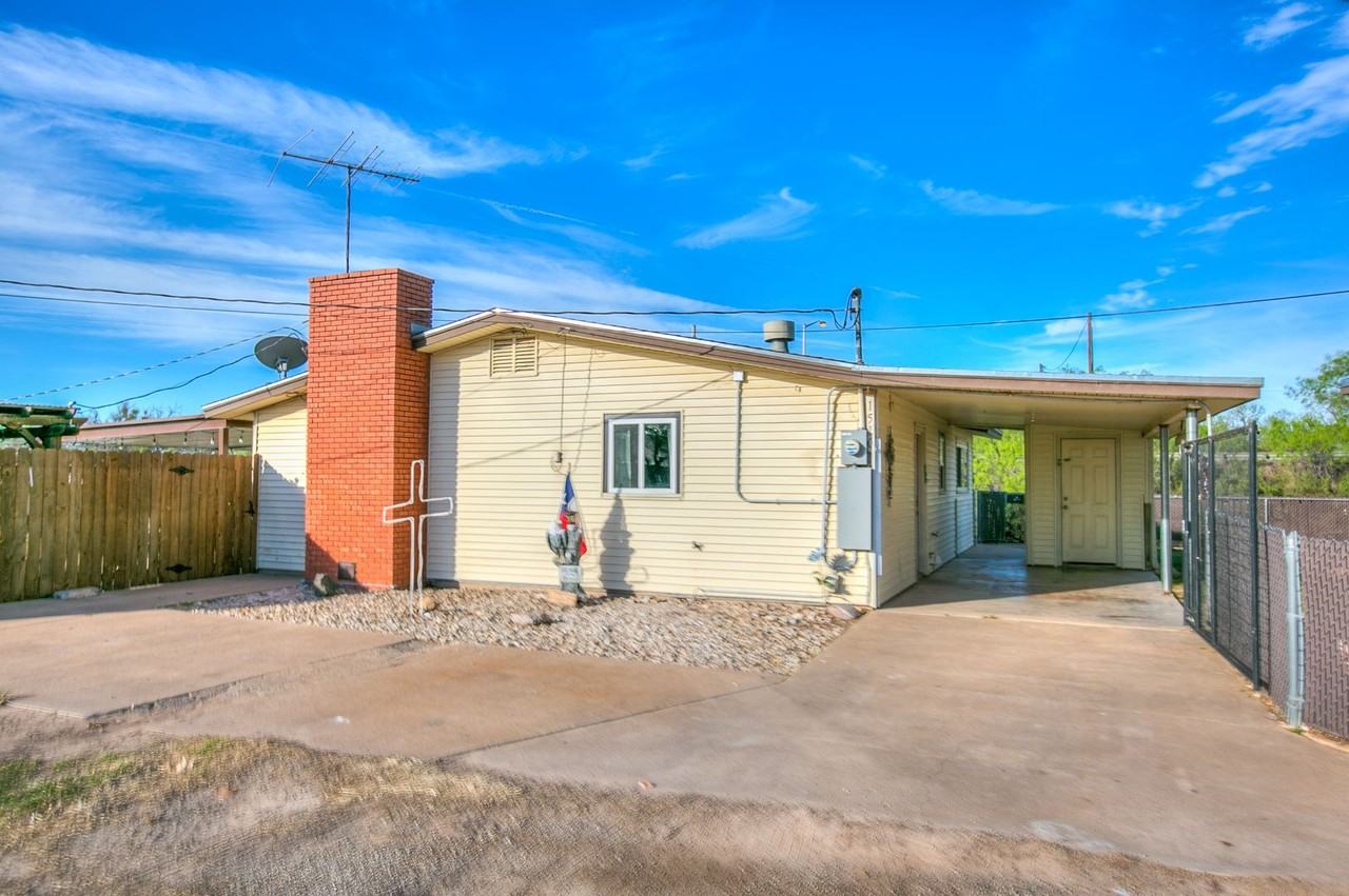 1510 Loop Dr - Photo 3 of 35