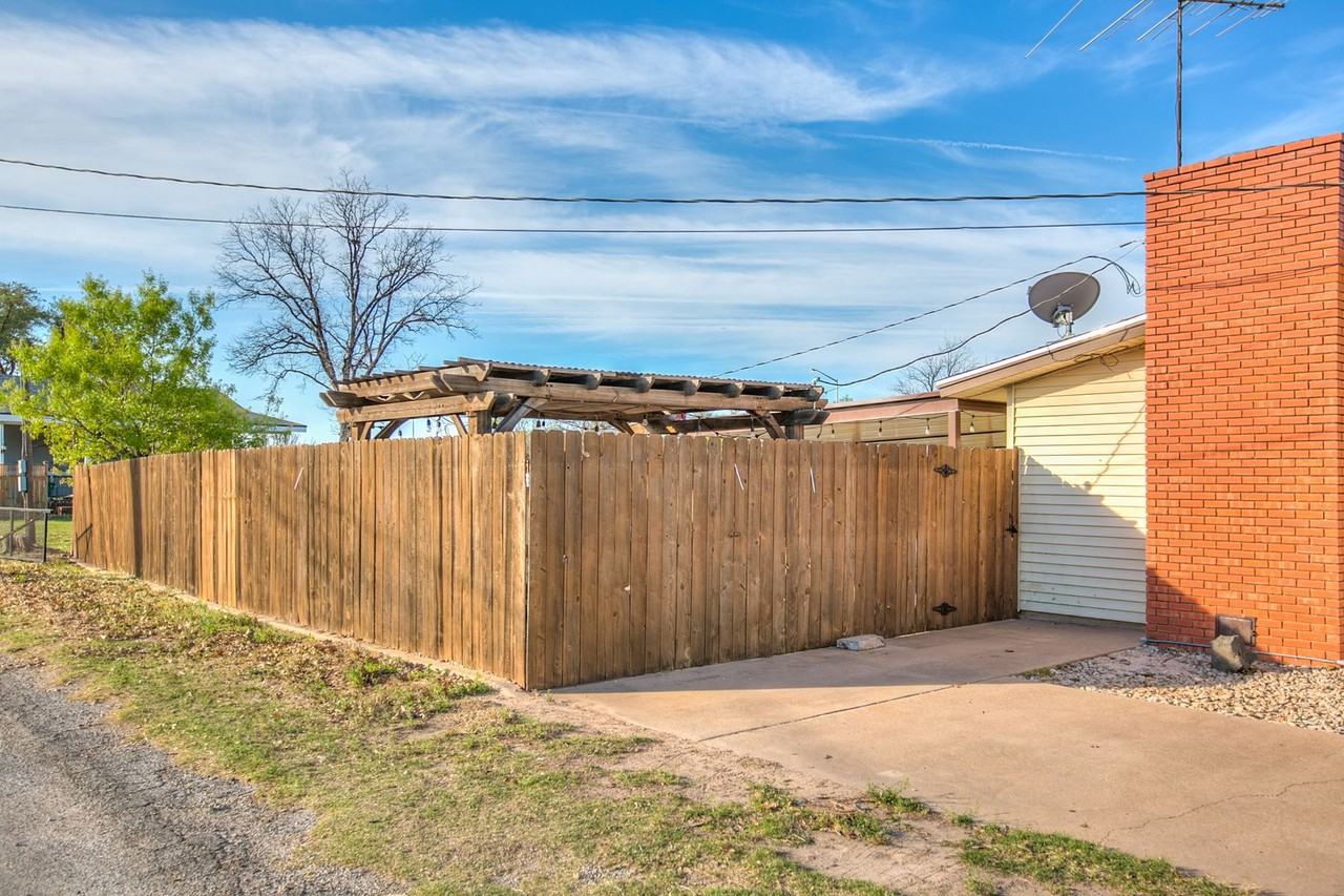1510 Loop Dr - Photo 4 of 35