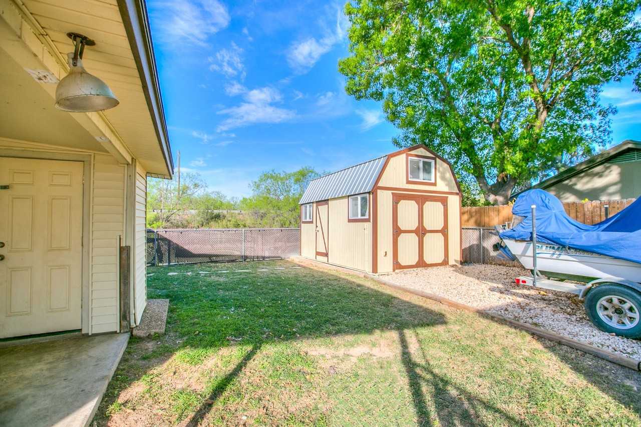 1510 Loop Dr - Photo 6 of 35