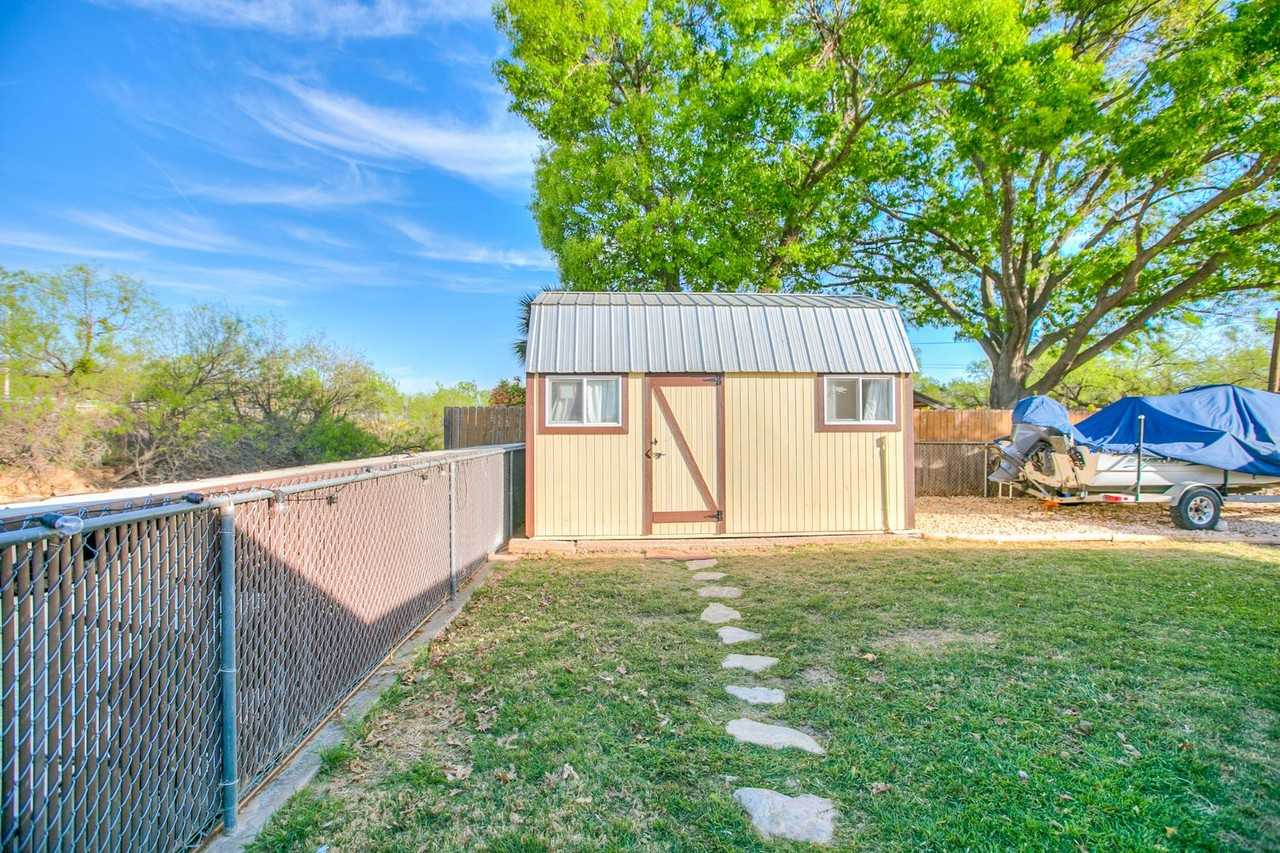 1510 Loop Dr - Photo 7 of 35