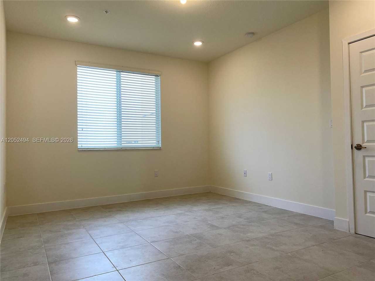 6455 Nw 103rd Pl - Photo 5 of 12