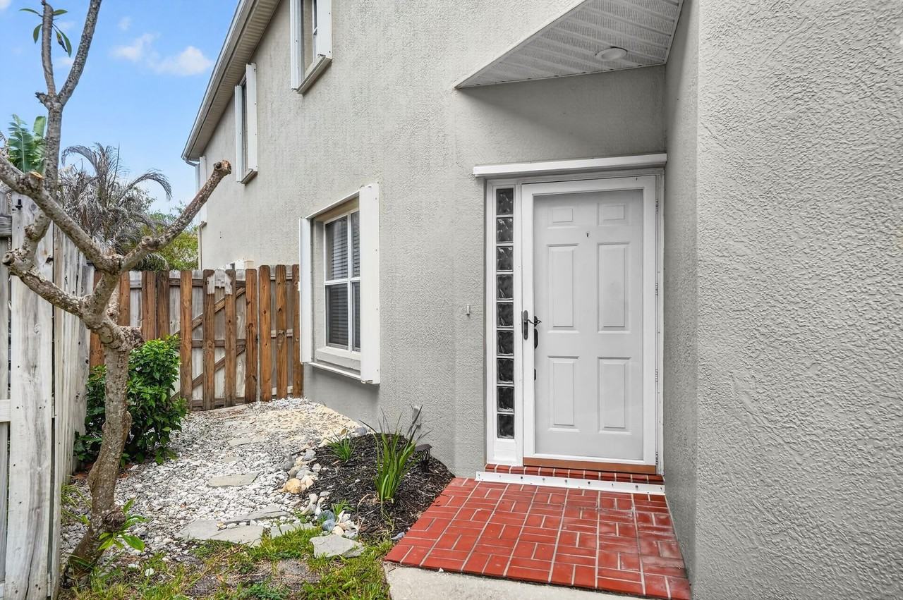 506 Tyler Ave - Photo 4 of 49