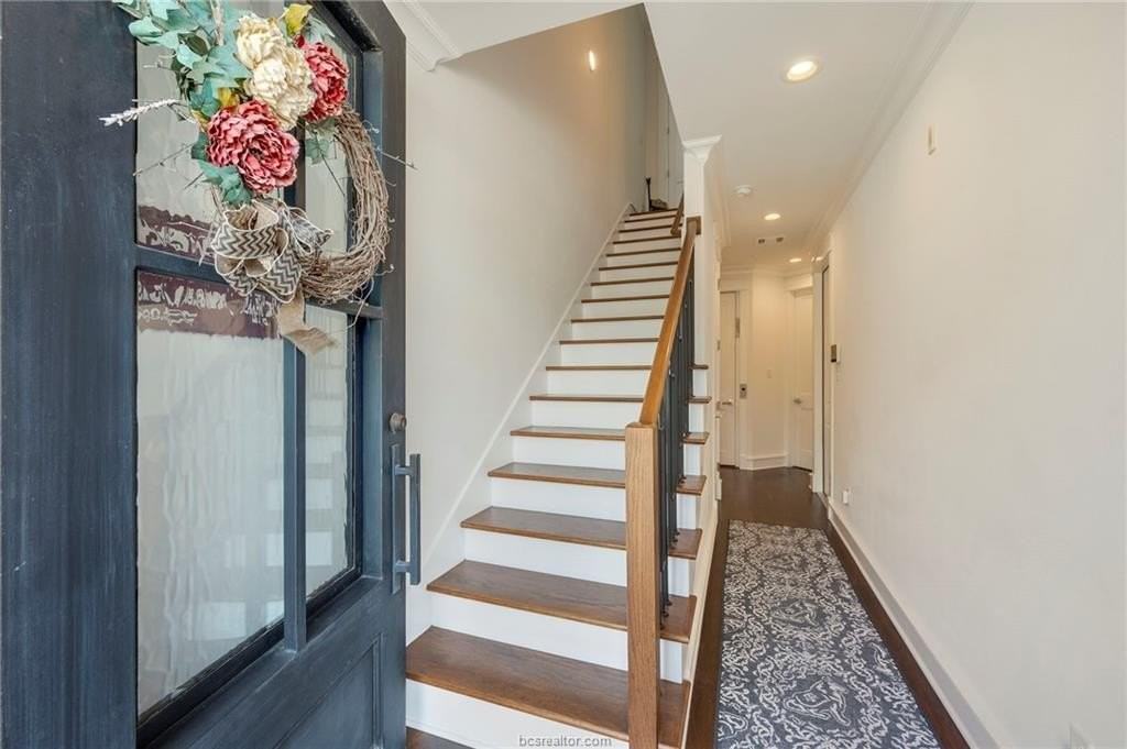 210 Tarrow St - Photo 6 of 28