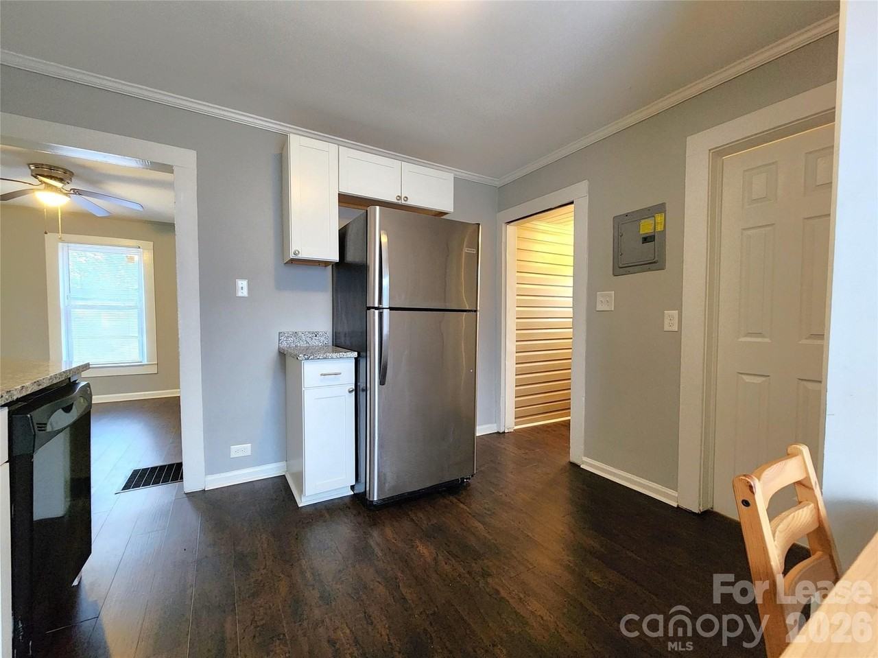 507 S Vance St - Photo 5 of 16