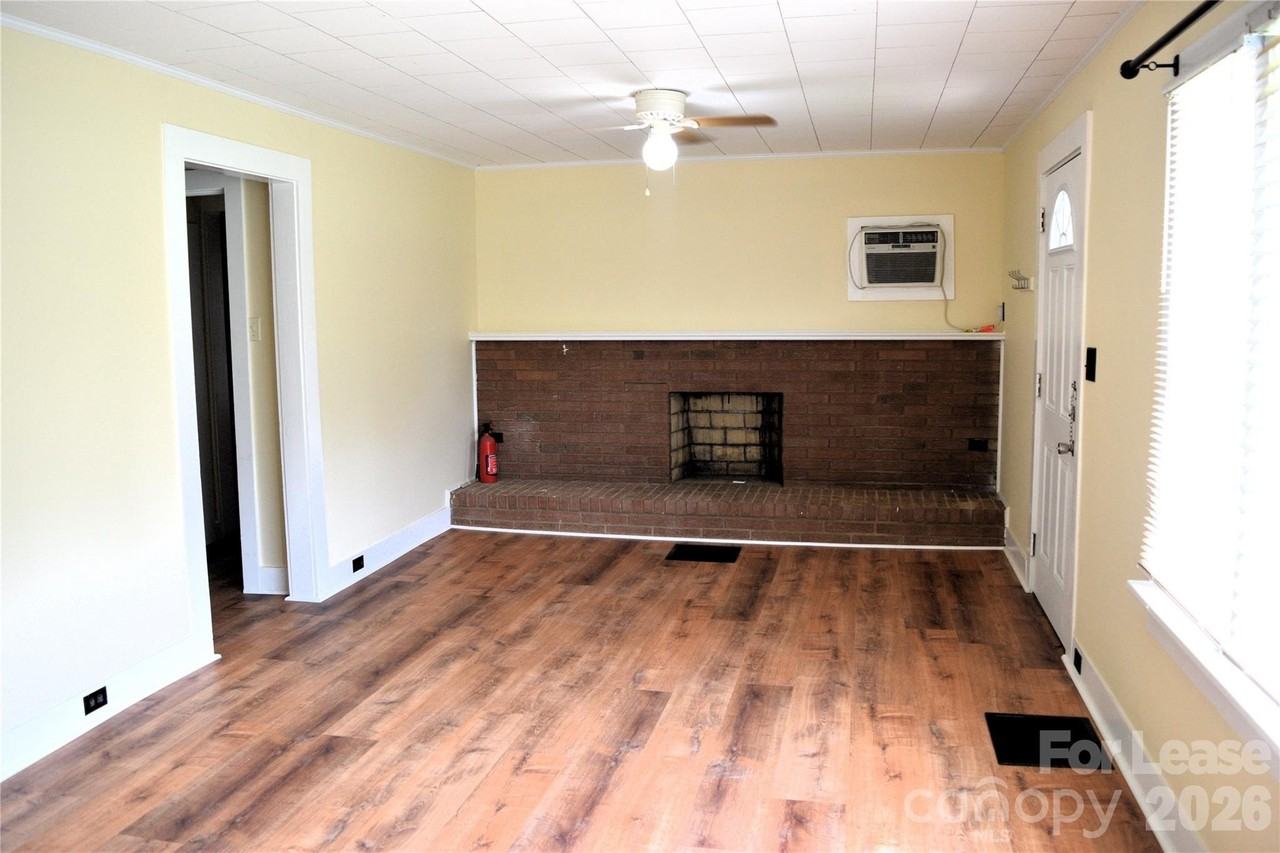 2736 Peachtree Rd - Photo 4 of 14