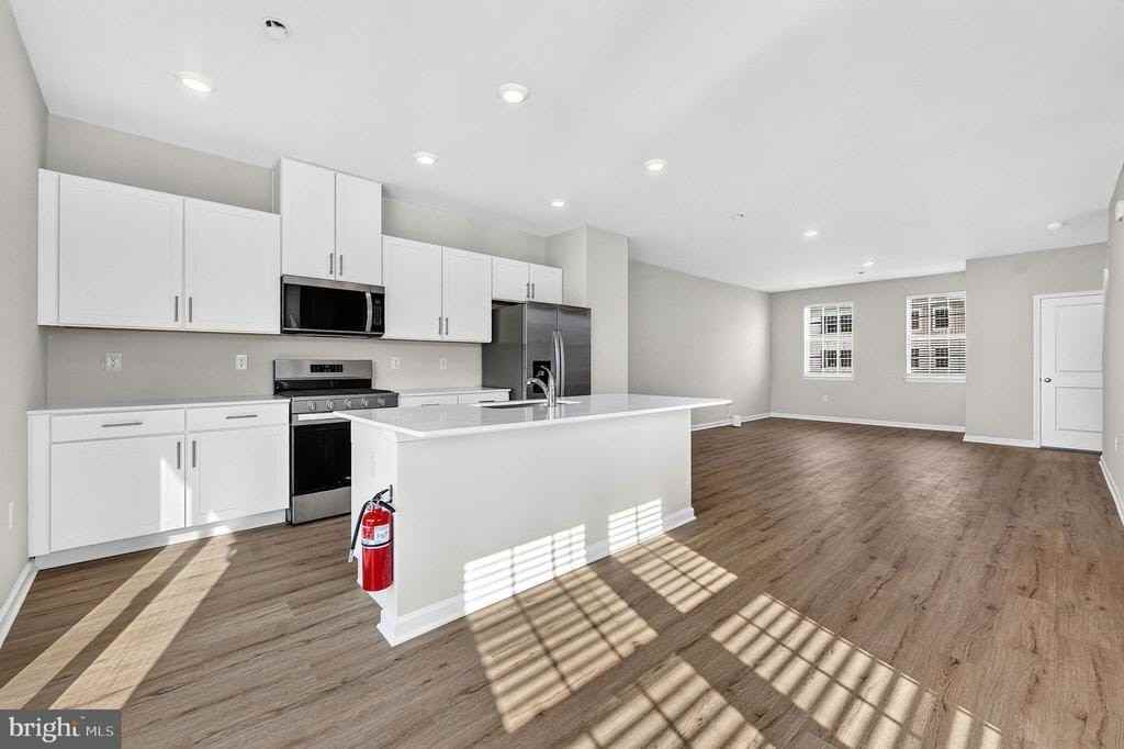 Essex Dr - Photo 5 of 25