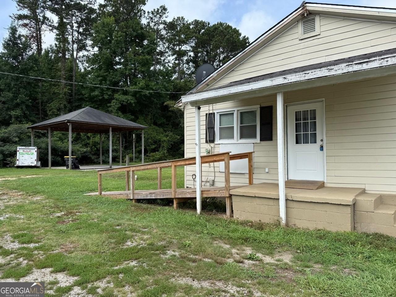 6878 Newnan Rd - Photo 2 of 10