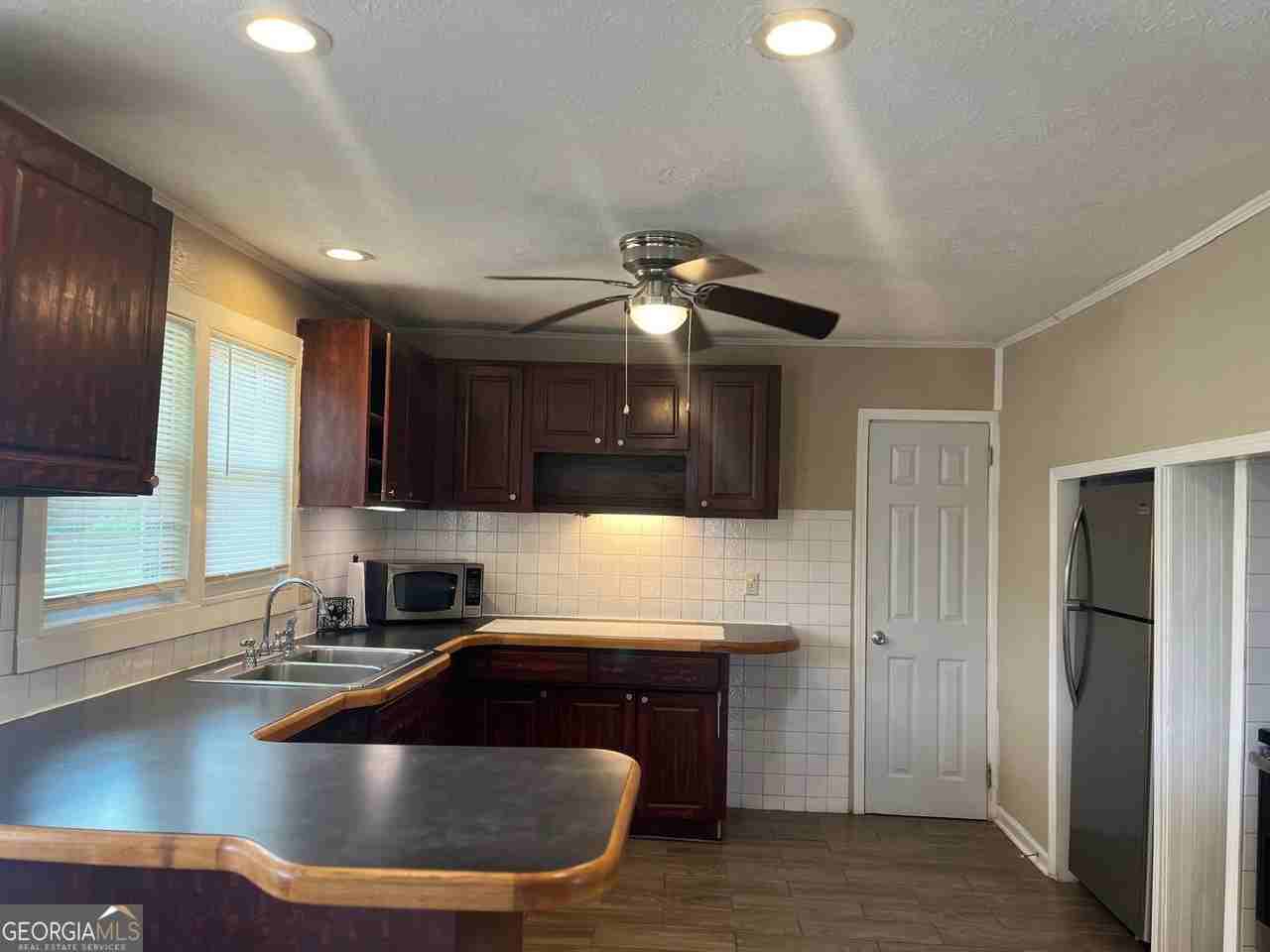 6878 Newnan Rd - Photo 4 of 10