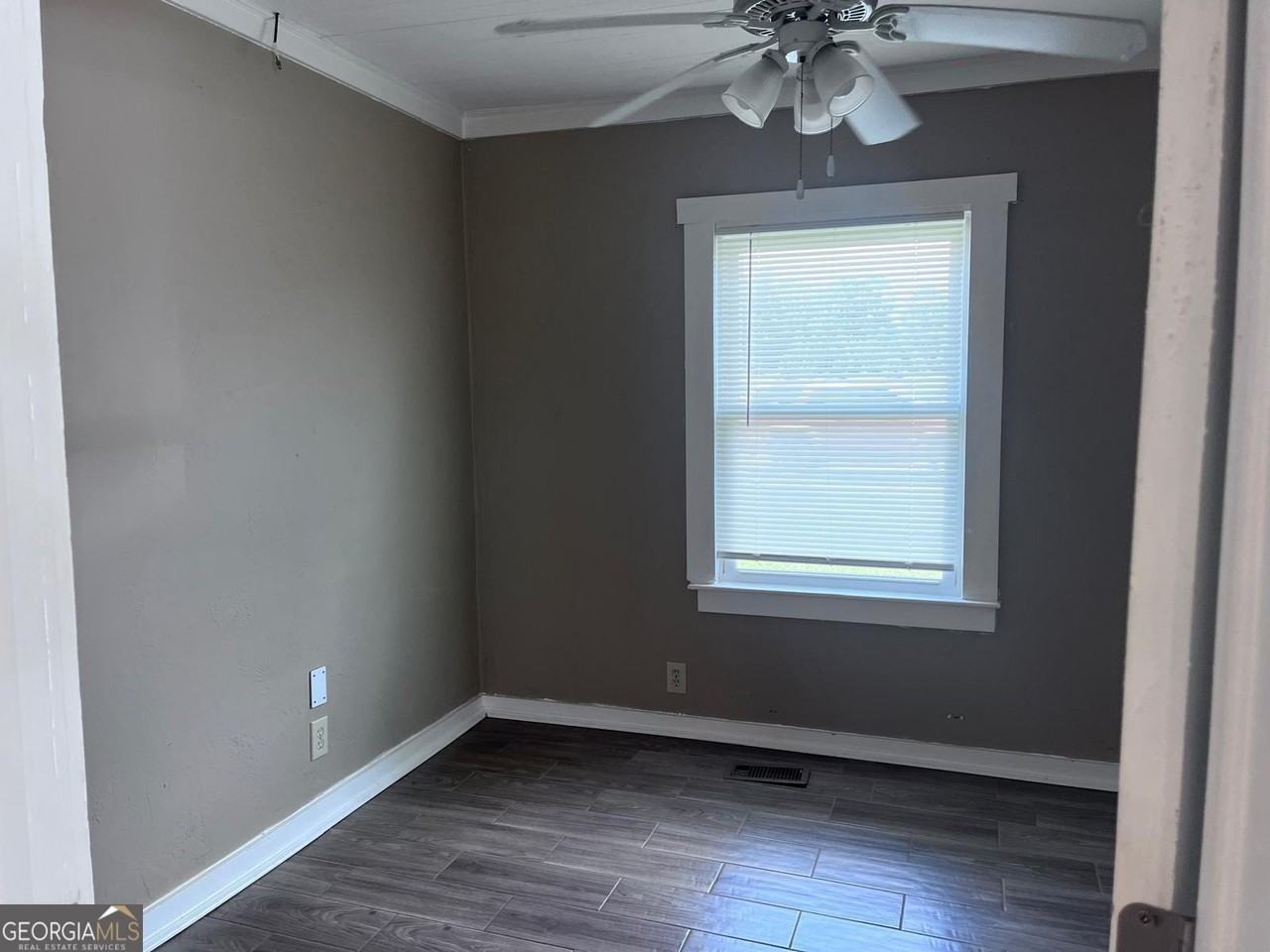 6878 Newnan Rd - Photo 5 of 10