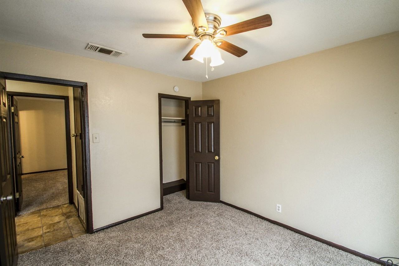 511 Jamaica Drive - Photo 2 of 27