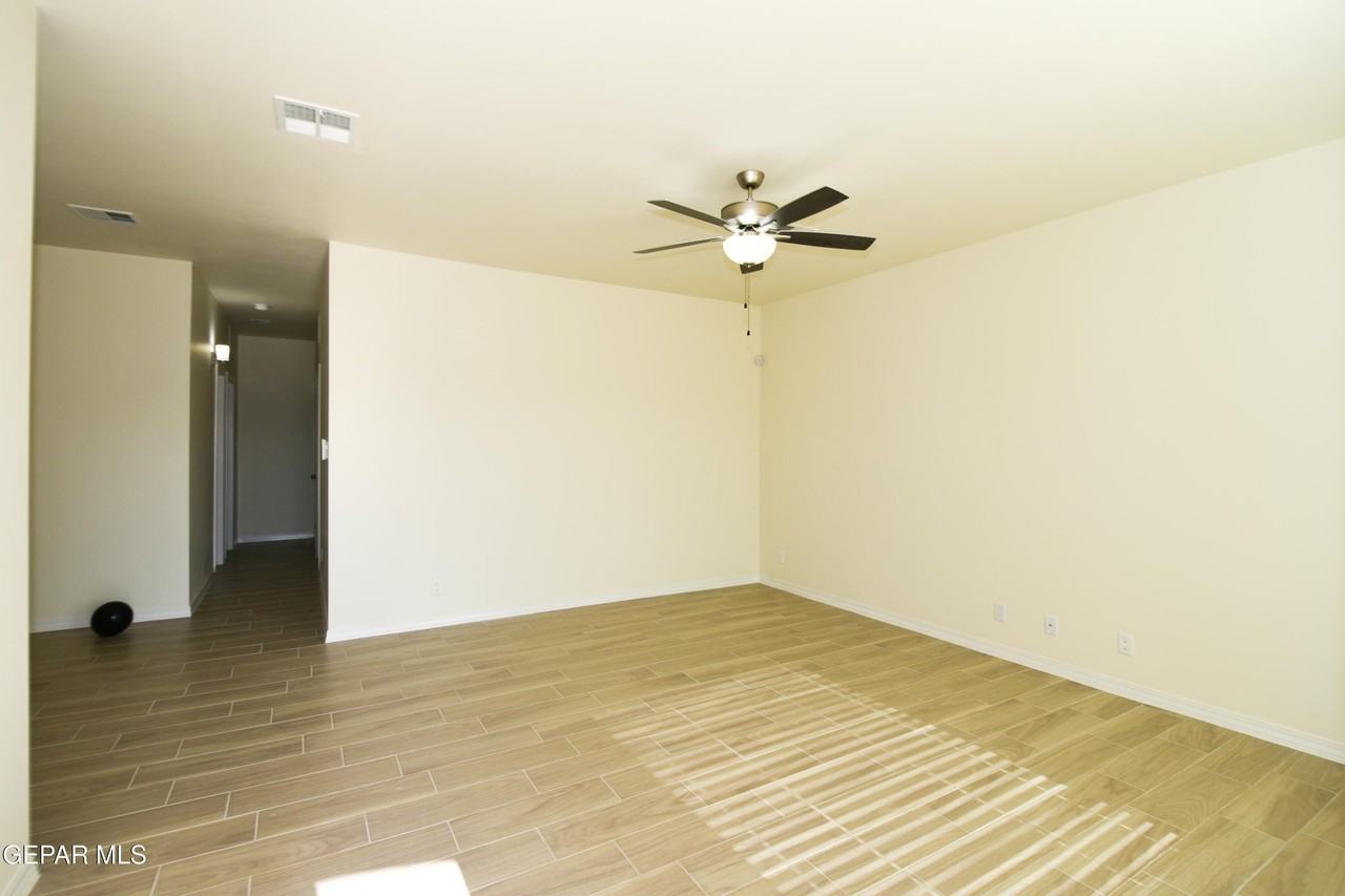 902 Bromyard Dr - Photo 5 of 36