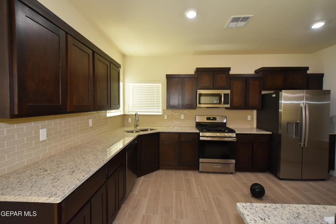 902 Bromyard Dr - Photo 7 of 36