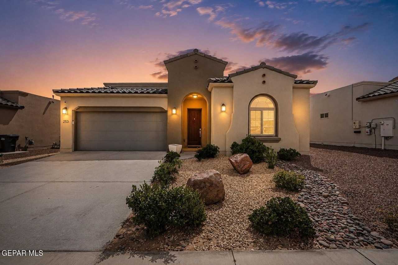 253 Emerald Sun Dr - Photo 2 of 39