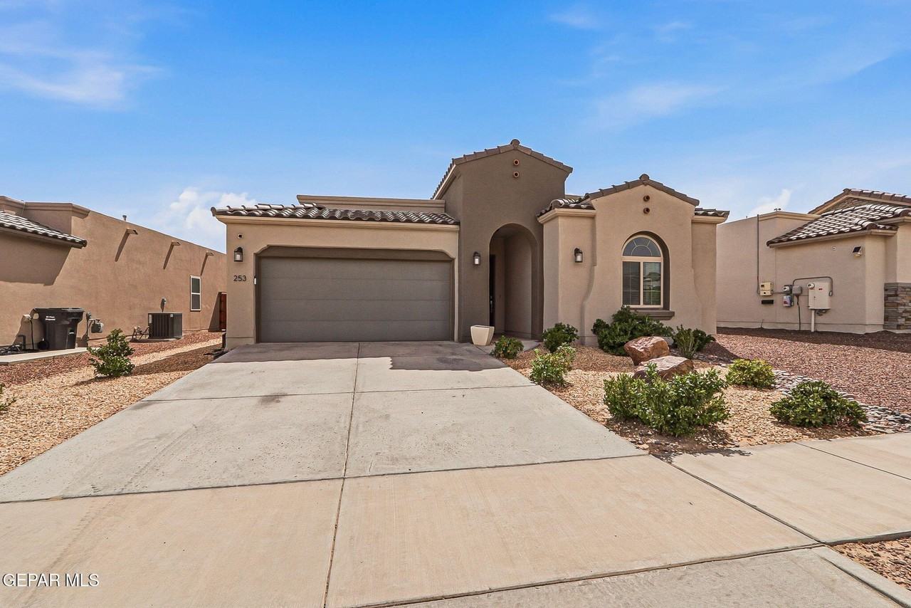 253 Emerald Sun Dr - Photo 3 of 39