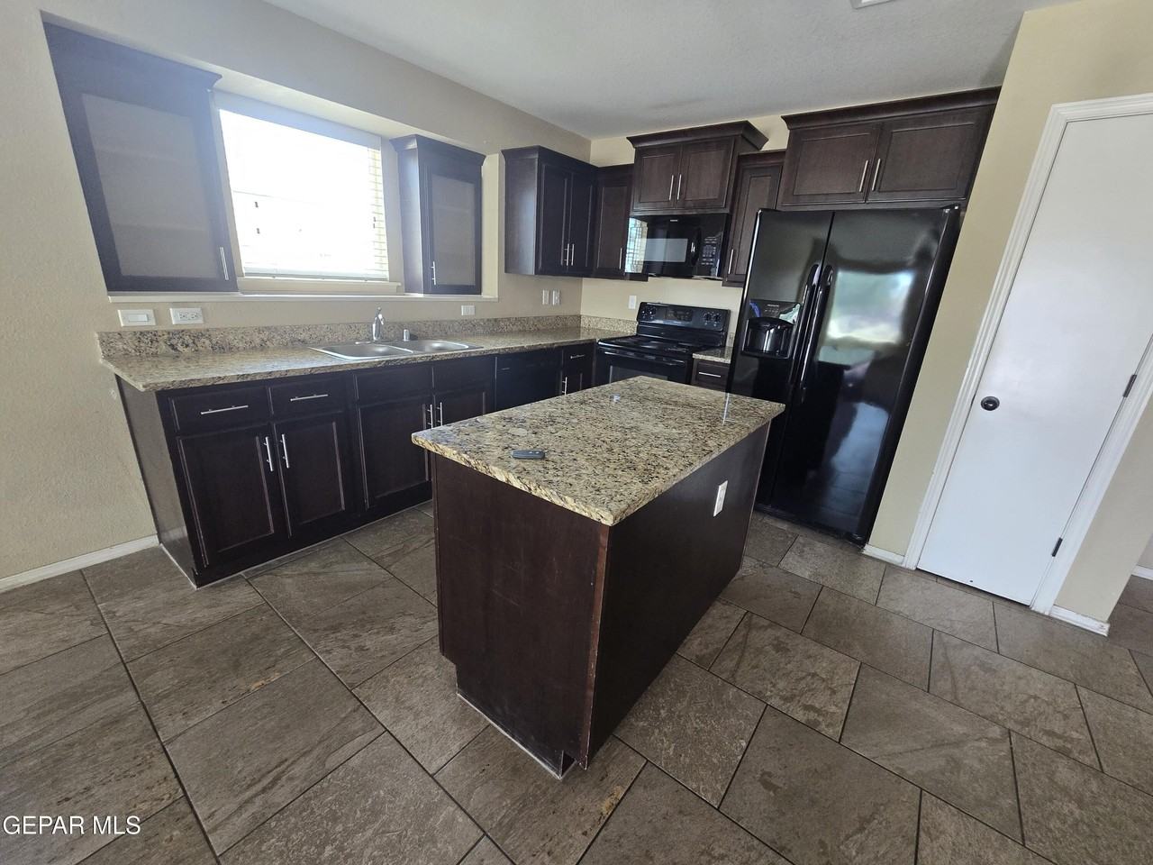 808 Ballard Shapleigh Pl - Photo 3 of 13