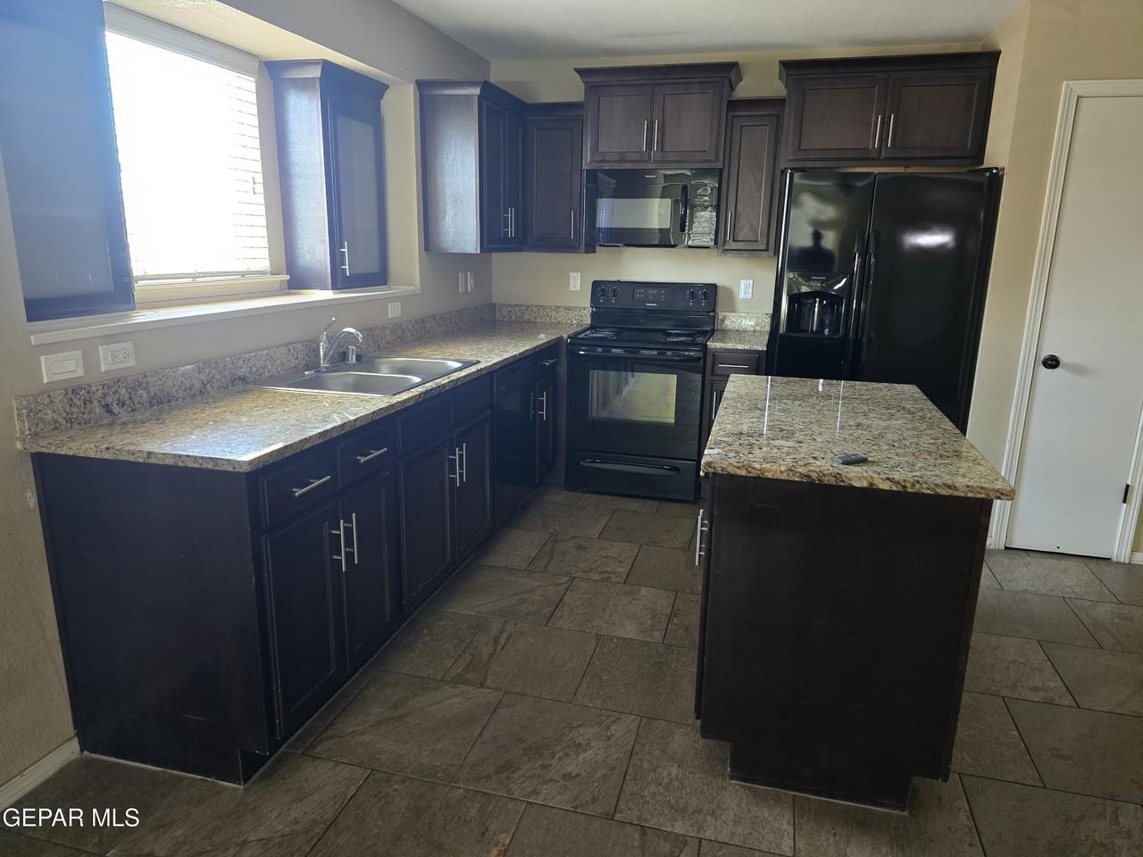 808 Ballard Shapleigh Pl - Photo 4 of 13
