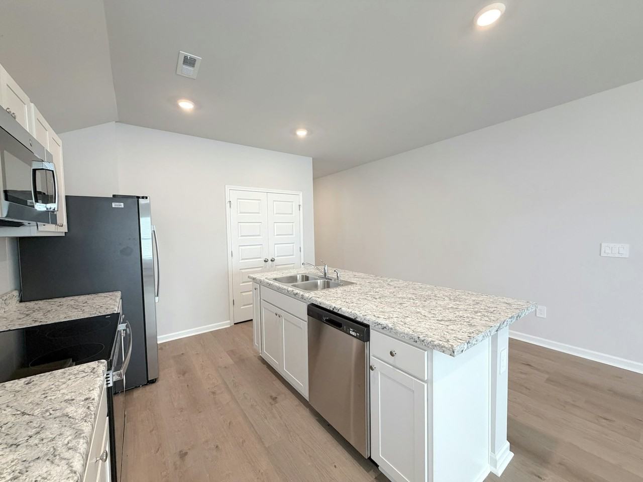 128 Challenger Way - Photo 7 of 40