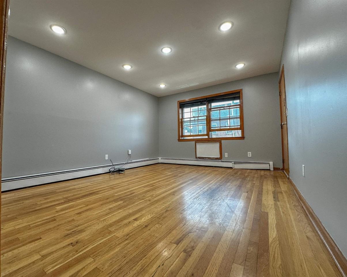 325 John St #5 - Photo 3 of 21