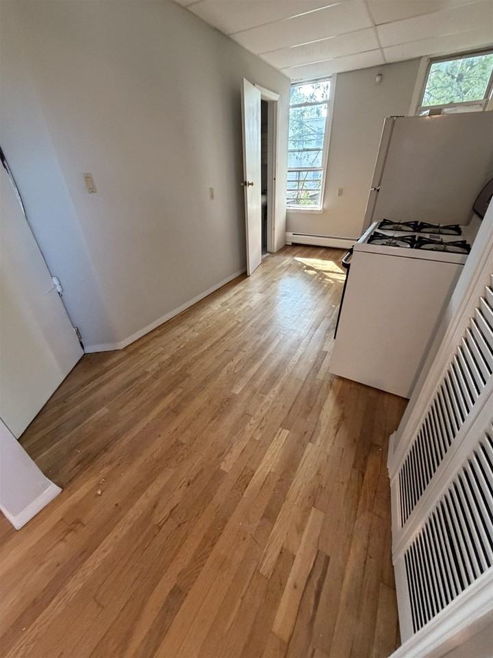 213 Webster Ave #2R - Photo 4 of 9