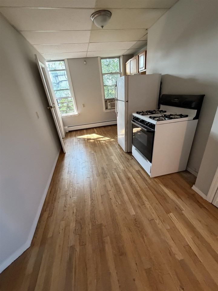 213 Webster Ave #2R - Photo 5 of 9