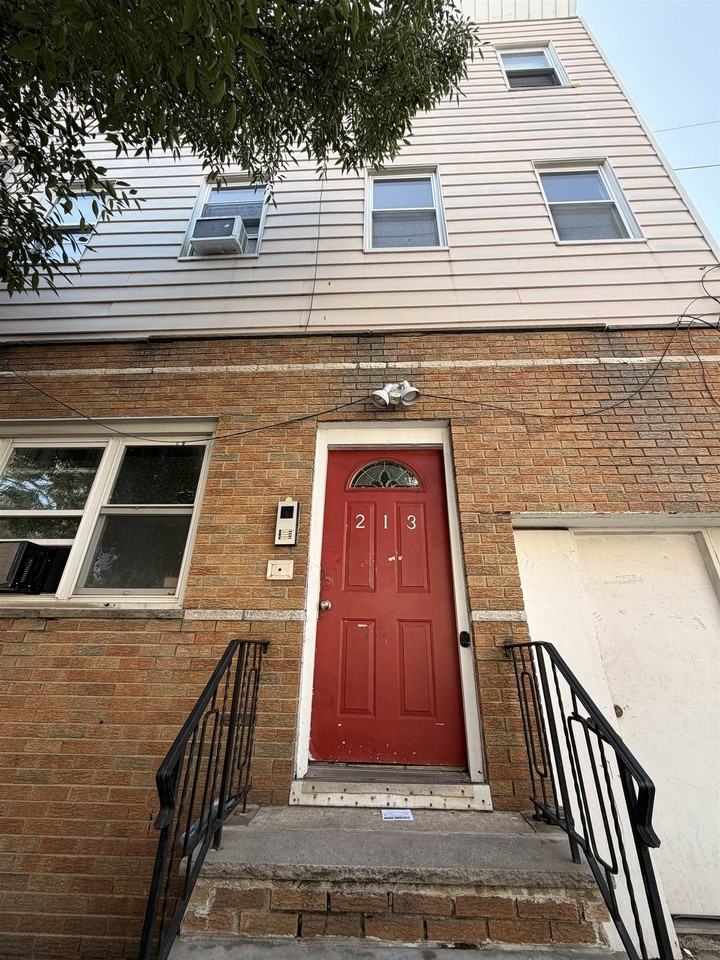 213 Webster Ave #2R - Photo 7 of 9