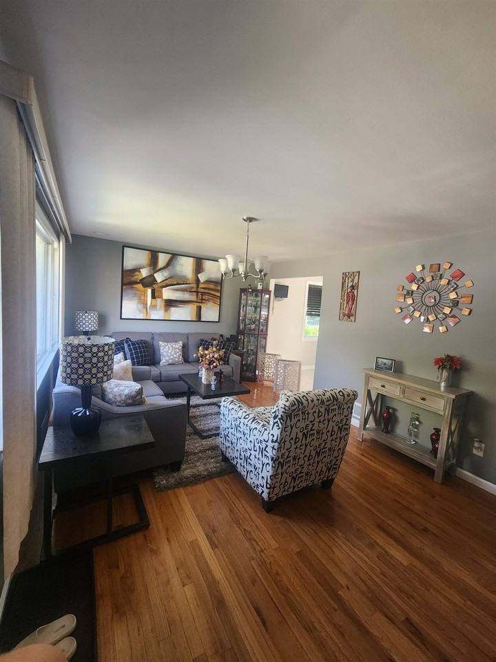657 Broad St - Photo 5 of 18