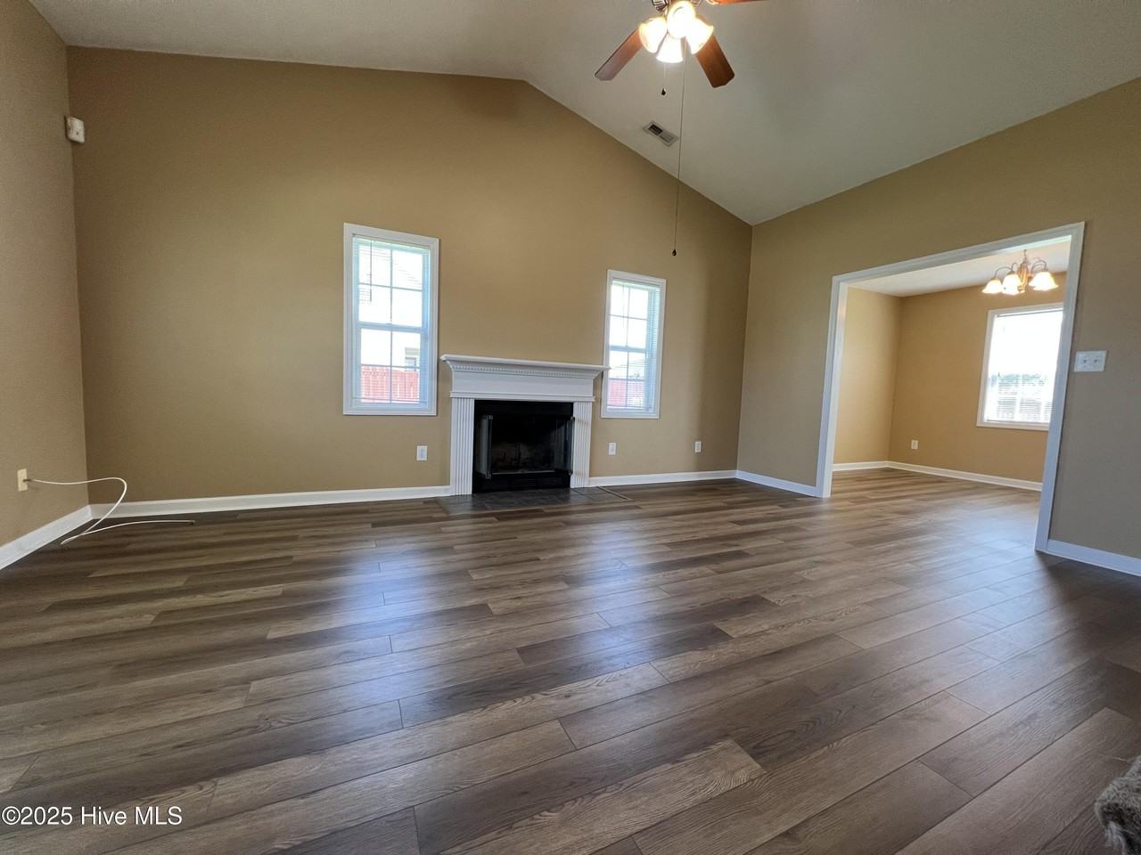 304 Mann St - Photo 5 of 37