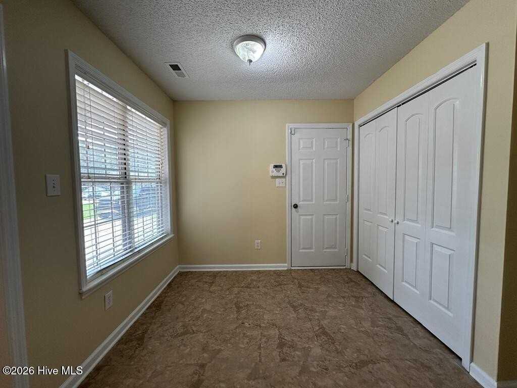 305 Firethorn Ln - Photo 4 of 13