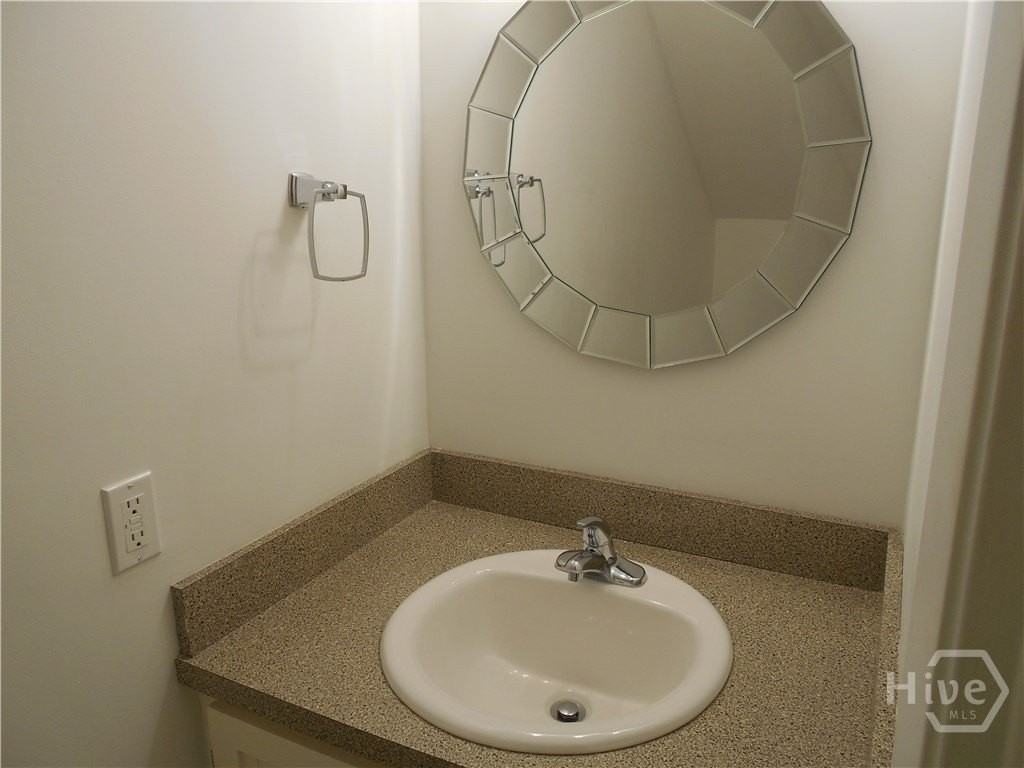 242 Price St - Photo 4 of 12