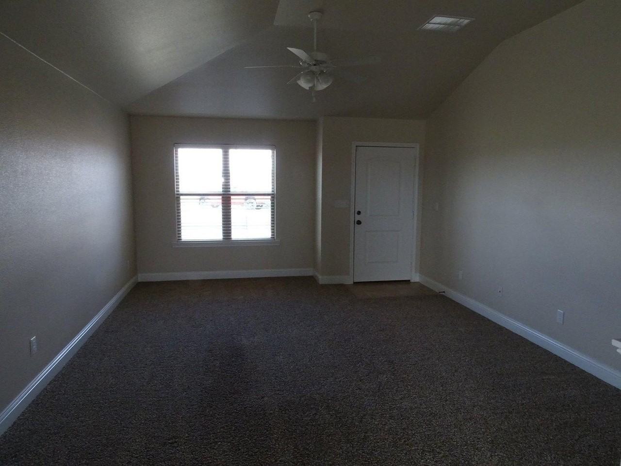 11107 Everett Ave - Photo 2 of 20