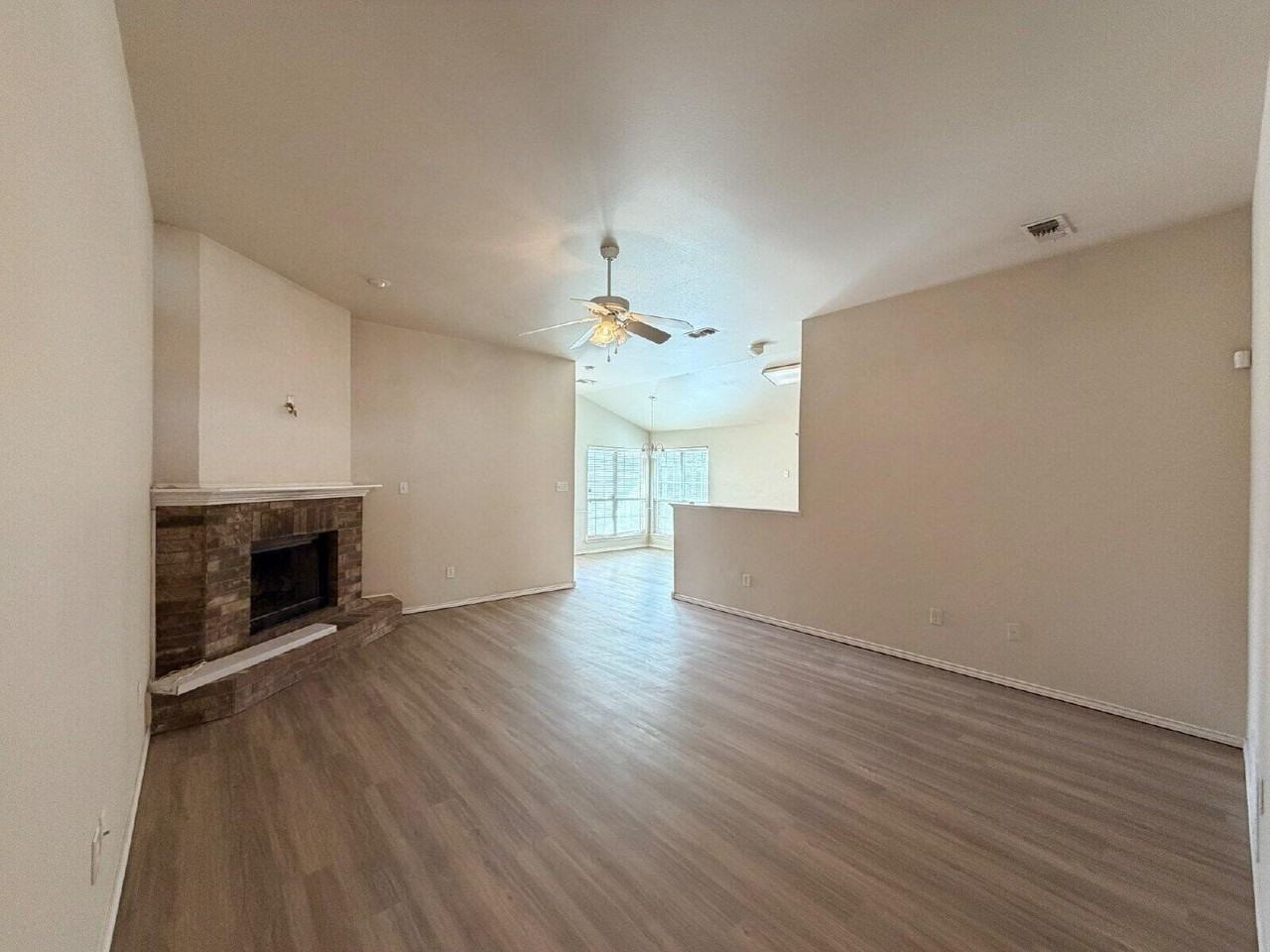 6819 83rd St - Photo 3 of 11