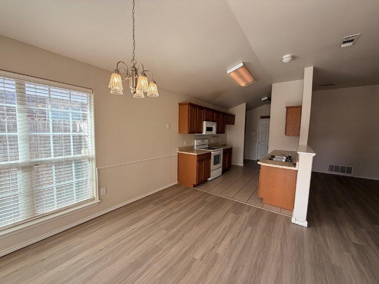 6819 83rd St - Photo 5 of 11
