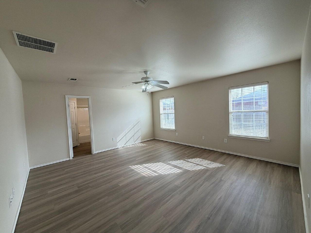 6819 83rd St - Photo 6 of 11