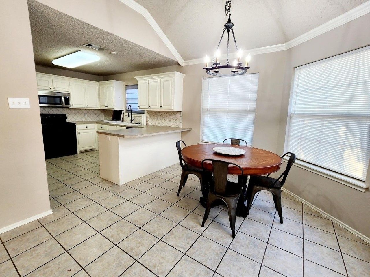 9708 Waco Ave - Photo 4 of 15