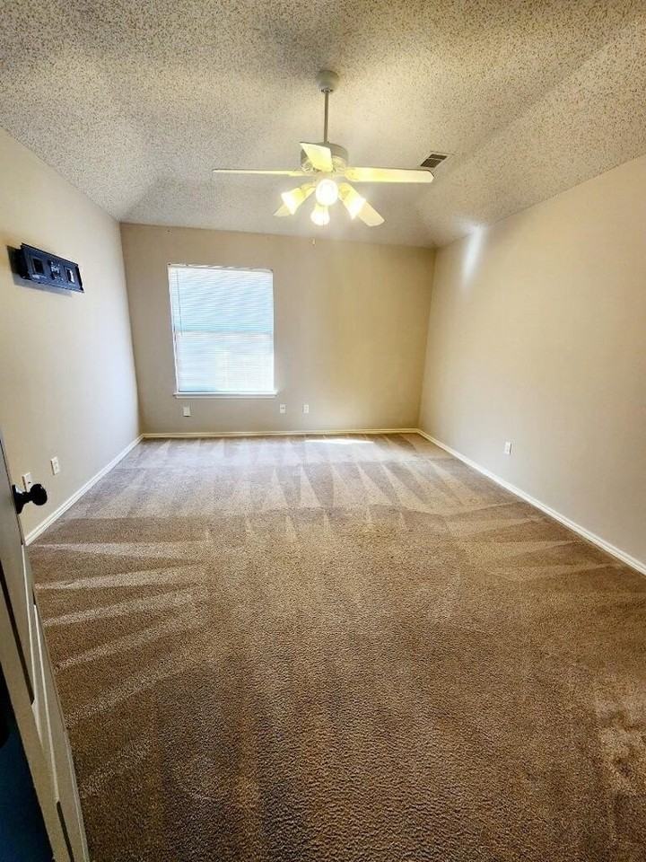 9708 Waco Ave - Photo 6 of 15