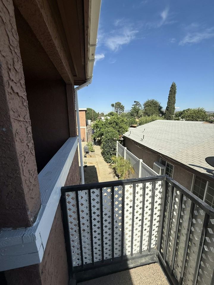 726 Chestnut Avenue, Unit B - Photo 2 of 13