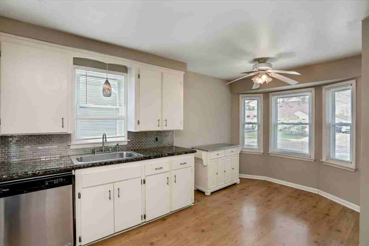 120 North Rembrandt Avenue - Photo 5 of 29