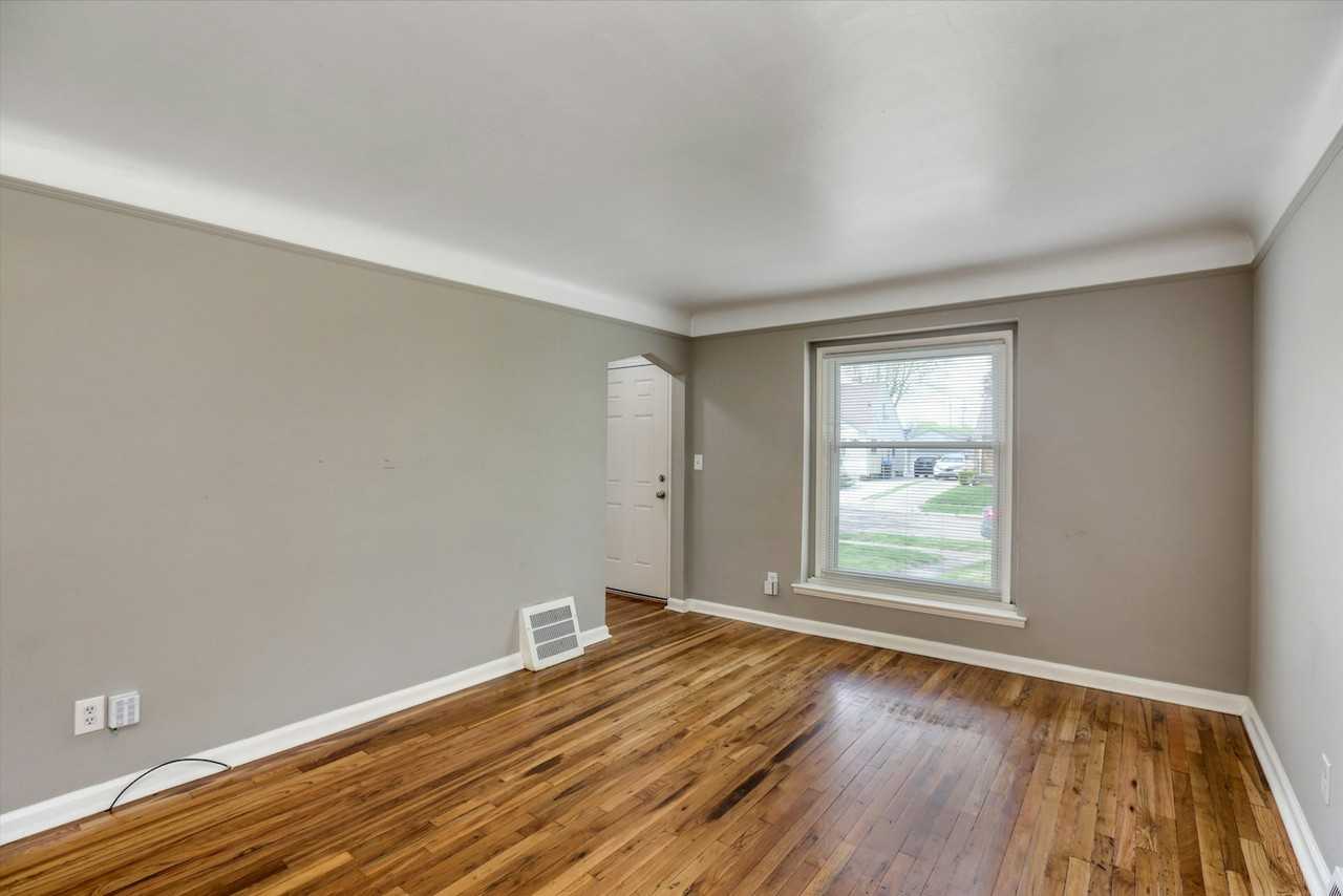 120 North Rembrandt Avenue - Photo 7 of 29