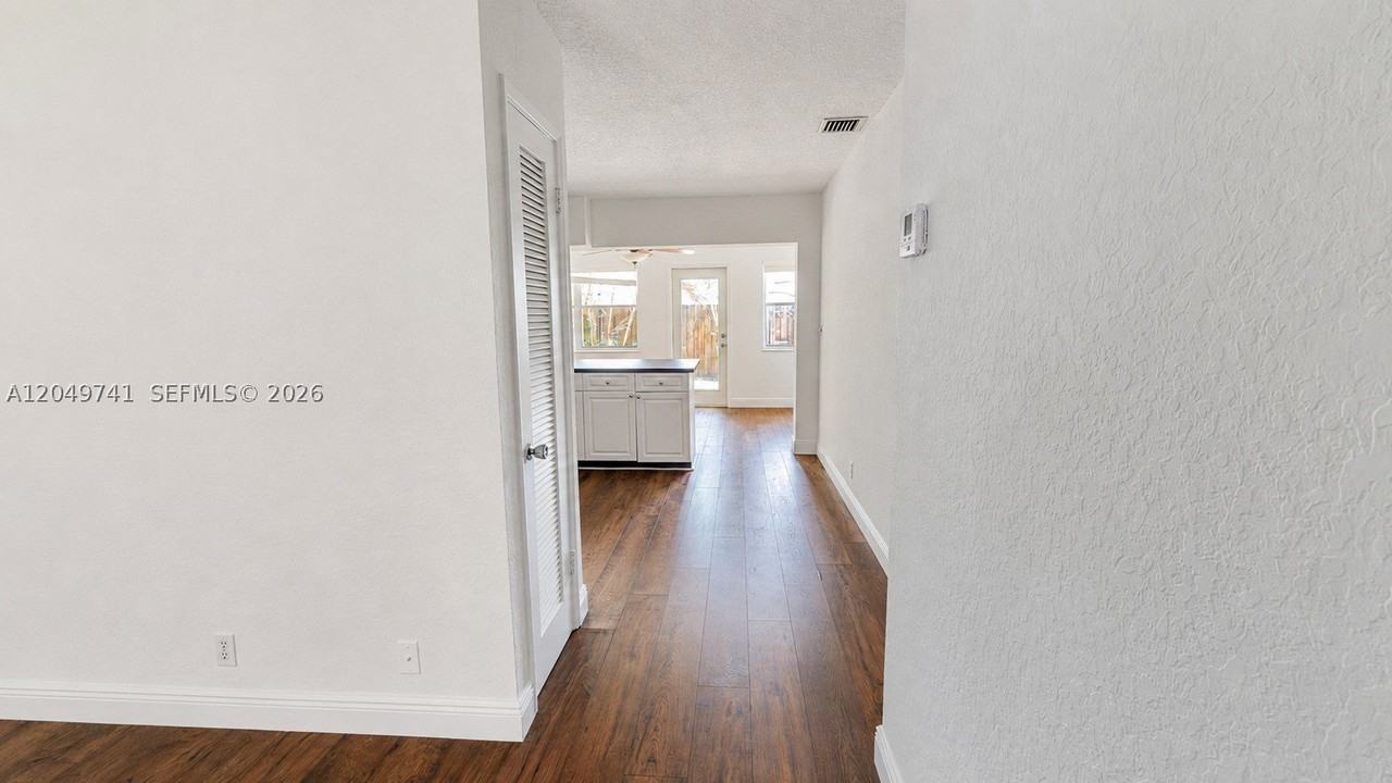 5040 Ne 14th Ter #0 - Photo 4 of 11