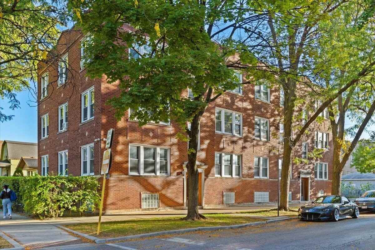 2520 W Belle Plaine Ave