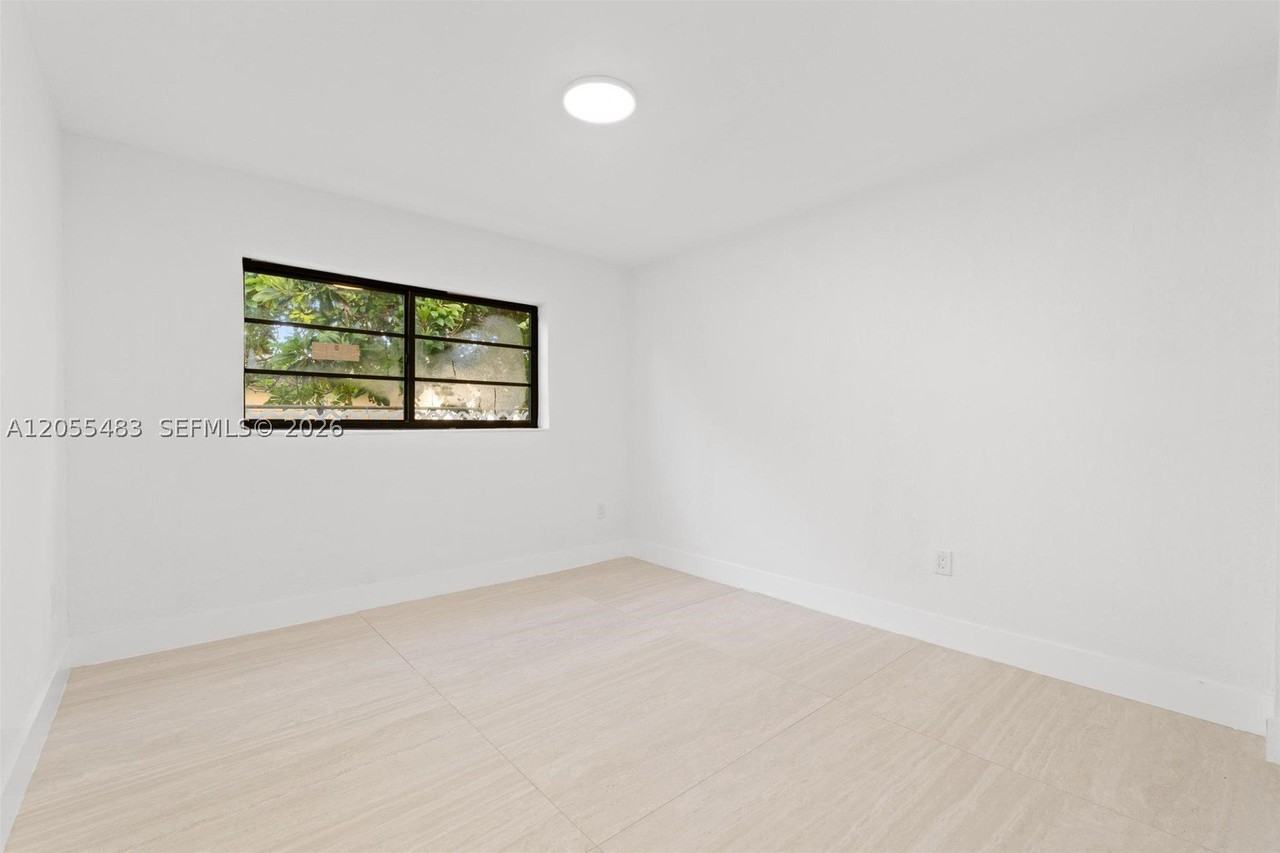 2440 Sw 3rd St #2 - Photo 6 of 8