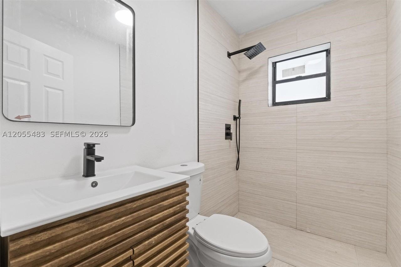 2440 Sw 3rd St #2 - Photo 7 of 8